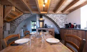 Dining - Gite de France for 4 People (Fraissinet-de-Fourques)