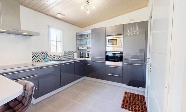 Fridge, microwave, oven, coffee/tea maker - Oceana of the Isle of Riez (Saint-Hilaire-de-Riez)