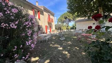 Tempat makan outdoor