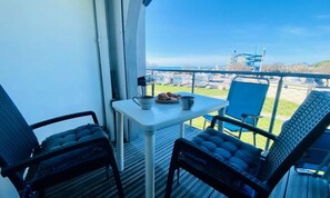 Outdoor dining - Apartment in Grau-du-roi With Sea Views (Le Grau-Du-Roi)