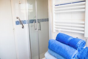 Shower, hair dryer, towels, toilet paper - Secure family apartment with swimming pool, close to all amenities (Antibes)