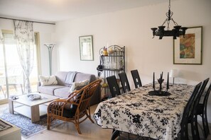 Living area - Secure family apartment with swimming pool, close to all amenities (Antibes)
