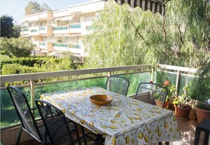 Outdoor dining - Secure family apartment with swimming pool, close to all amenities (Antibes)