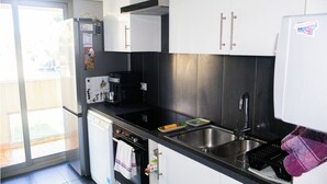 Uma cozinha compacta equipada com lava-louças, forno e pia.