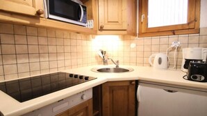 Cafetière/bouilloire, réfrigérateur, micro-ondes, lave-vaisselle