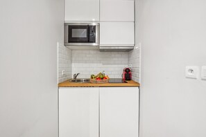 Studio Ville, 1 lit double, non-fumeur, animaux de compagnie interdits | Cuisine privée | Cafétière à espresso, cafetière-théière, bouilloire électrique