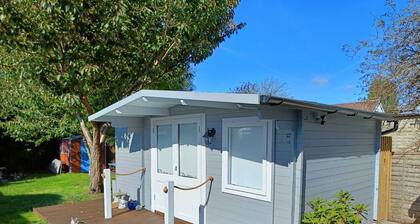 Private Lodge close to beaches and Goodwood!