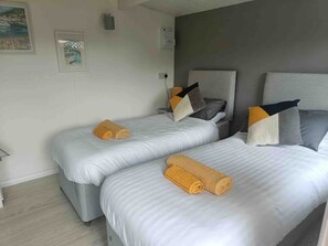 1 bedroom, iron/ironing board, internet, bed sheets - Private Lodge close to beaches and Goodwood! (Bognor Regis)