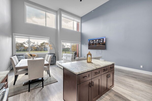 TV, books, offices - Cozy Birmingham Retreat (Birmingham)