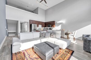 电视、书、办公室