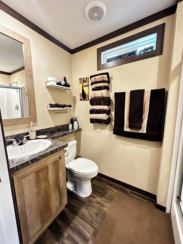 Bruser, hårtørrer, håndklæder, Sæbe