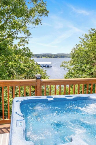 Table Rock Lake Cabin - The Oaks #5 with Lake Access & Hot Tub