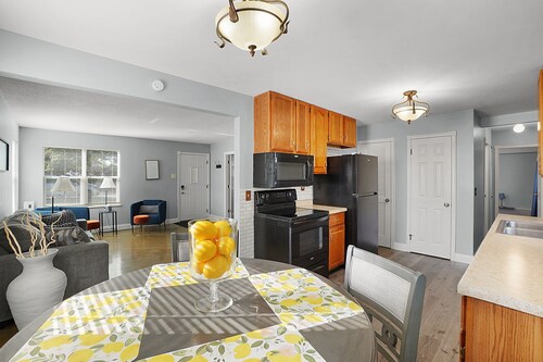 Clean Home Sleeps 6, Full Kitchen, Backyard, Perfect for Families, Pet-Friendly!