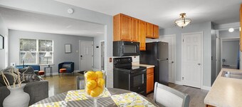 Clean Home Sleeps 6, Full Kitchen, Backyard, Perfect for Families, Pet-Friendly!