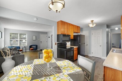 Clean Home Sleeps 6, Full Kitchen, Backyard, Perfect for Families, Pet-Friendly!