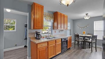 Micro-ondes, four, plaque de cuisson, lave-vaisselle