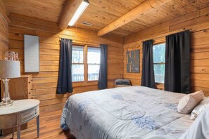 3 bedrooms, iron/ironing board, bed sheets - Table Rock Lake Cabin - The Cedars #1 with Lake Access, Hot Tub, Outdoor Pool (Shell Knob)