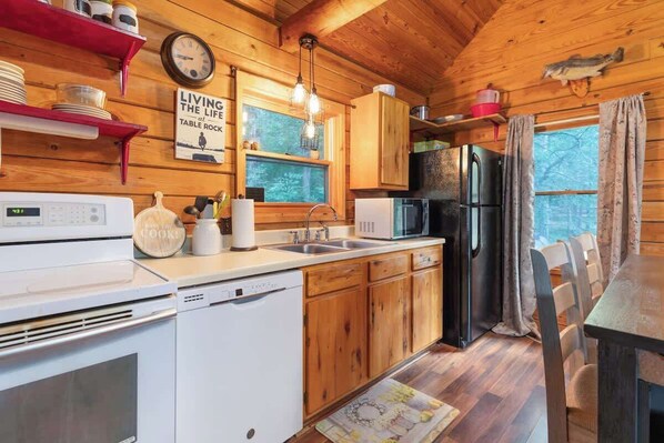 ثلاجة، ميكروويف، فرن، موقد طهي مسطح