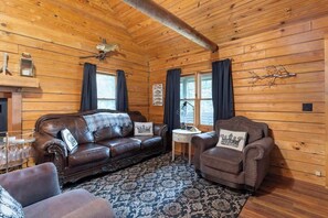 تلفزيون، مدفأة، كُتُب