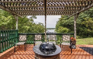 Terrace/patio - Table Rock Lake Cabin - Sassafras #14 with Lake Access, Hot Tub, Outdoor Pool (Shell Knob)