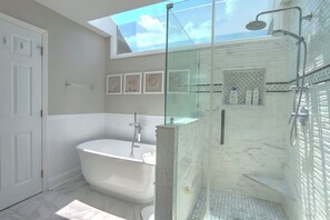 Shower, hair dryer, towels, shampoo - Sweet Carolina - 4BR Pools, Pickleball, Tennis (Hilton Head Island)