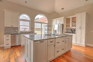 Fridge, microwave, oven, stovetop - Sweet Carolina - 4BR Pools, Pickleball, Tennis (Hilton Head Island)
