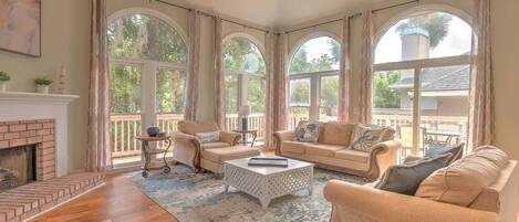 テレビ、暖炉、書斎 / ワークスペース