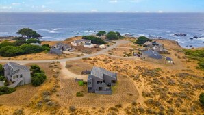 A coastal residential area with houses and a clear view of the ocean. - Pacific FantaSea - Sea Ranch 2BR+Loft, Hot Tub, 6 (Sea Ranch)