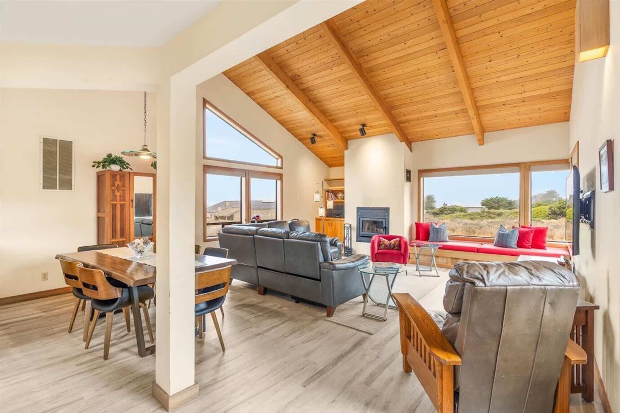 Televisión, chimenea y oficina 