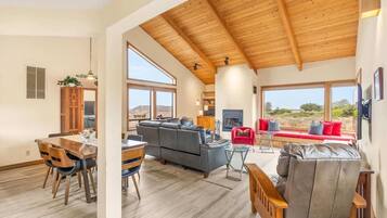 Televisión, chimenea y oficina