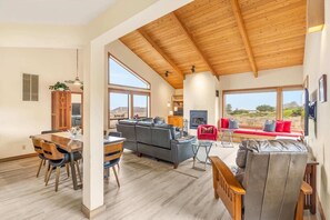 Televisión, chimenea y oficina 