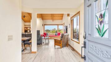 Televisión, chimenea y oficina