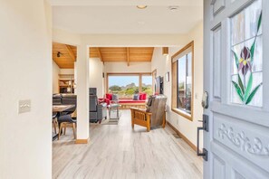 Televisión, chimenea y oficina 