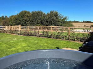 Outdoor spa tub - Orchard Barn - Orchardleigh, Frome (Somerset)