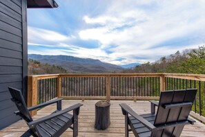 Terrace/patio - Modern Mountain Luxury 4BR 4.5BA with Indoor Pool and Incredible Views (Gatlinburg)