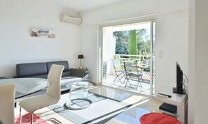Living area - Apartment in Cannes With Sea View Pool (Cannes)