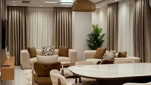 A modern living room with a sofa set, a coffee table, and a dining table. - Entire rental unit in Al Manteqah Ath Thamenah, Egypt (Cairo Governorate)