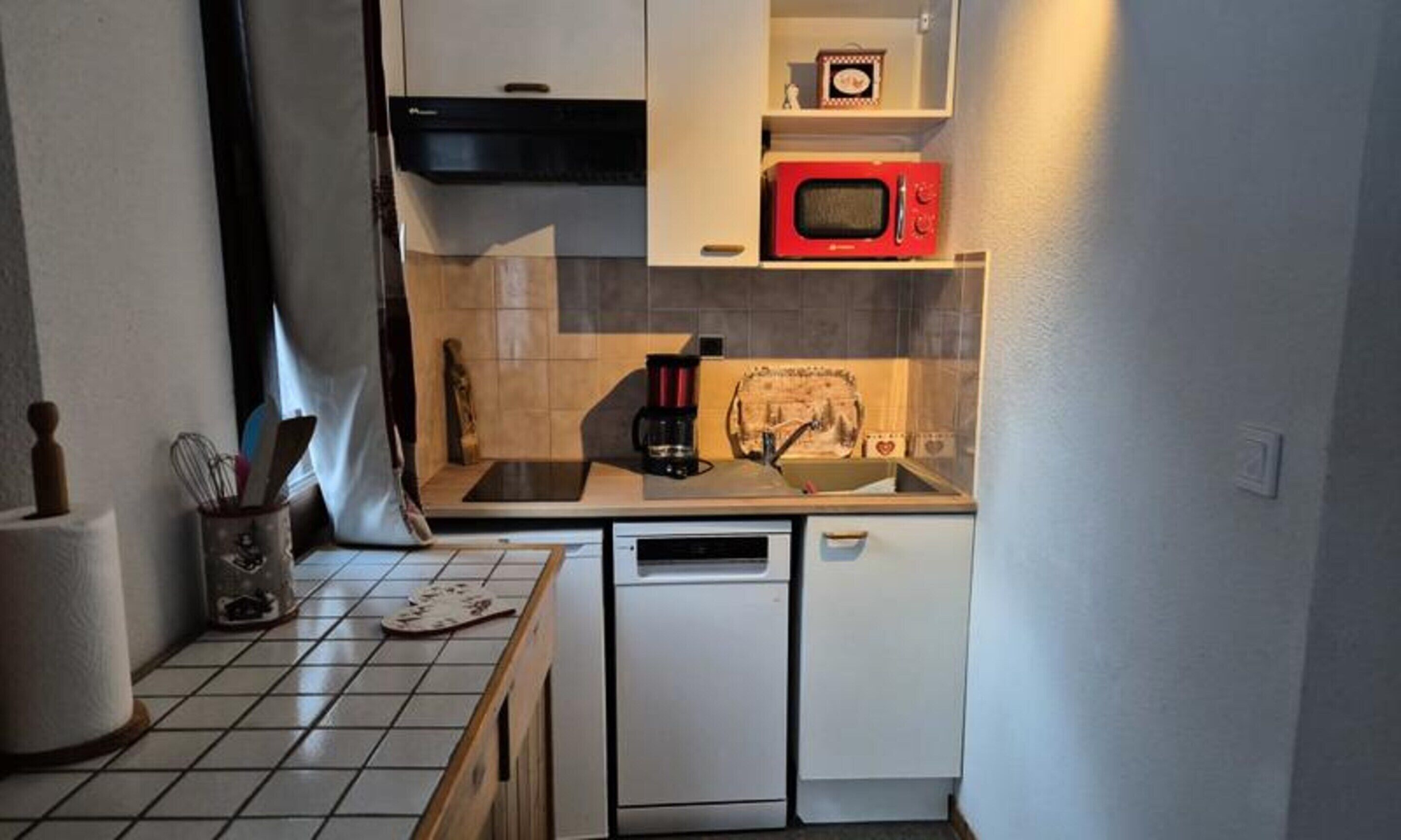 Fridge, oven, dishwasher, coffee/tea maker