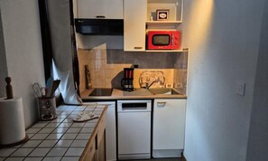 Fridge, oven, dishwasher, coffee/tea maker - Apartment in La Feclaz Near Ski Slopes (Les Deserts)