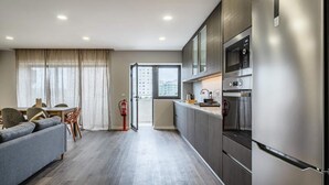 Coffee/tea maker, fridge, microwave, oven - Apartment in Porto Near Casa da Musica (Porto)