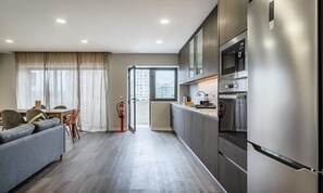 Fridge, microwave, oven, coffee/tea maker - Apartment in Porto Near Casa da Musica (Porto)