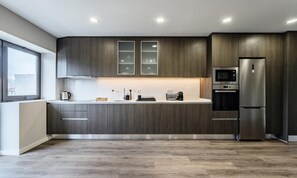 Fridge, microwave, oven, coffee/tea maker - Apartment in Porto Near Casa da Musica (Porto)
