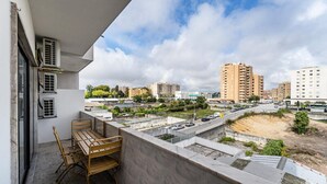 Outdoor dining - Apartment in Porto Near Casa da Musica (Porto)