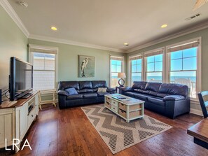 Smart TV, books - Inn Luxury North | Livin’ the Luxe Life (Surf City)