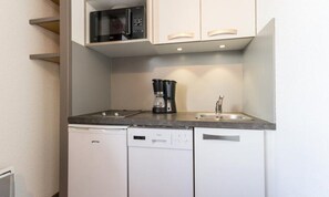 Microwave, dishwasher, toaster, cookware/dishes/utensils - Renovated Studio, Slopeside (Aime-la-Plagne)