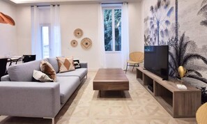 Living area - Modern 4-room Apartment in the City Centre, 5 Minutes From the Palace & Beaches! (Cannes)