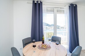 Apartment | Living room - Apartment Cvjetkovic - Two Bedroom Apartment With Terrace and Sea View (Dubrovnik)