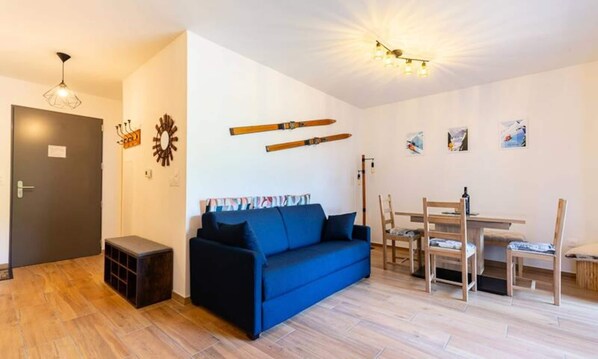 Living area - Apartment by Lake Genos With Terrace View (Genos)