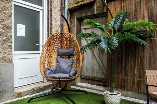 The Distinguished-Netflix-Cathedral-Queen Size