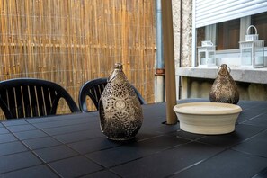 Een tafel met twee decoratieve vazen en een stapel borden.